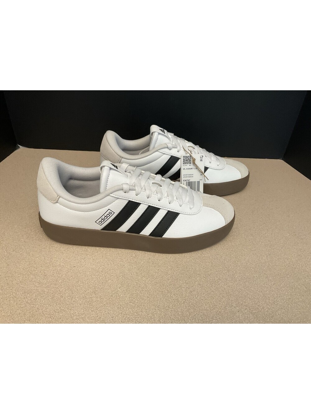 New! Womens Adidas VL Court 3.0 Athletic Shoes. Size 9. Nice Shoes!